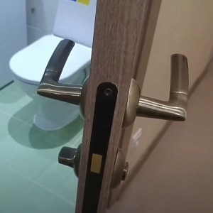 Зачем хитроумные хозяюшки натирают двери картошкой: в этом есть смысл