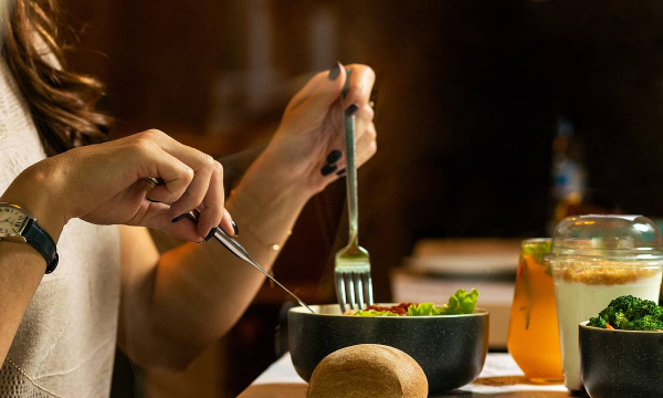 Врач рассказала о пугающих симптомах после приема пищи